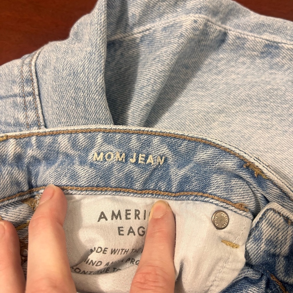 American Eagle Outfitters Light Blue Short Mom Jeans - Picture 3 of 5